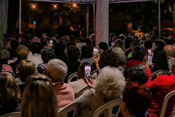 Carla Público com celulares