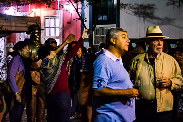 Carla Foto na estátua